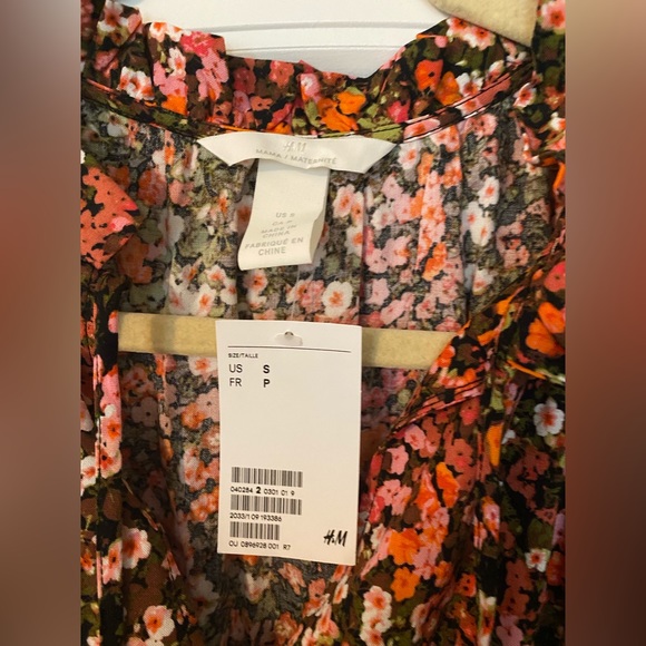 NWT H&M women’s maternity floral long sleeve dress - Picture 3 of 3